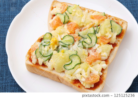 Potato salad and toast 125125236