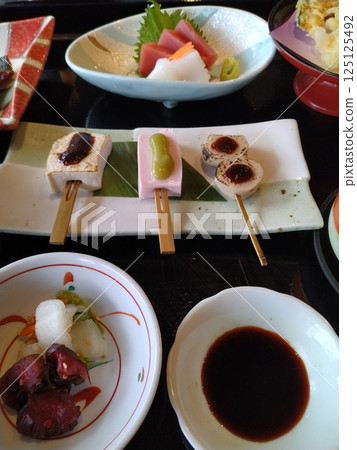日式套餐,包含各式菜餚 日式套餐,包含各式菜餚 125125492