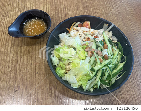 在越南餐廳裡拍攝一碗剛做好的雞肉米線 125126450