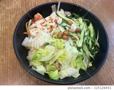 在越南餐廳裡拍攝一碗剛做好的雞肉米線 125126451