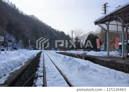 Scenery of the Geibi Line and Kisuki Line at Bingo-Ochiai Station 125126463