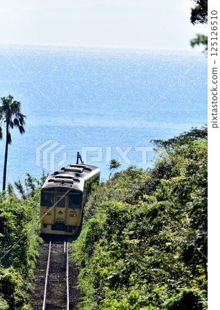 以大海為背景的Kiha本地火車 以大海為背景的Kiha本地火車 125126510