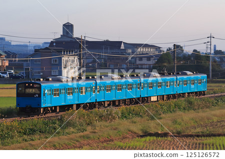 早上，東金線運行開往東京的直達通勤快速列車。 125126572