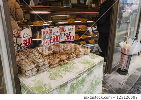 肉店門面，賣油炸熟食，包裝 125126592