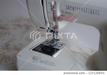 sewing machine 125126643