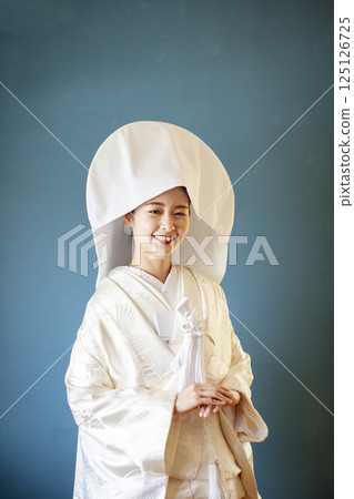 Bride in a pure white kimono 125126725