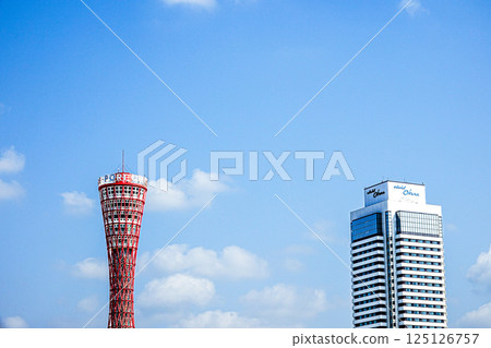 A simple scene of blue sky and Kobe's symbolic tower 125126757