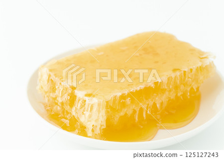 Comb honey on a plate 125127243