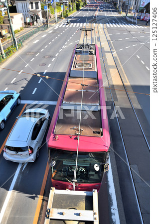 從王子站前的人行天橋上看到的東京櫻花電車 從王子站前的人行天橋上看到的東京櫻花電車 125127406