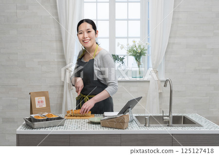 女人在廚房裡做米粉磅蛋糕 125127418