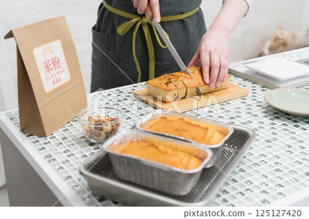 女人在廚房裡做米粉磅蛋糕 125127420