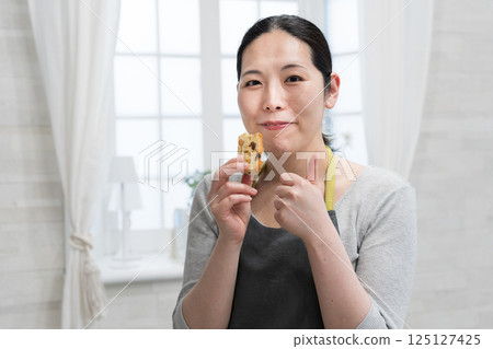 Woman making rice flour pound cake in the kitchen 125127425