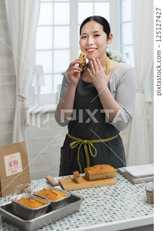 女人在廚房裡做米粉磅蛋糕 125127427