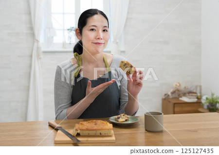 女人品嚐剛烤好的蛋糕 125127435