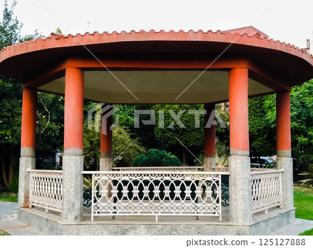 Sitting area in garden 125127888