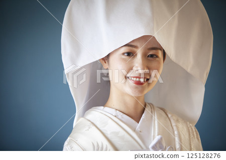 Bride in a pure white kimono 125128276