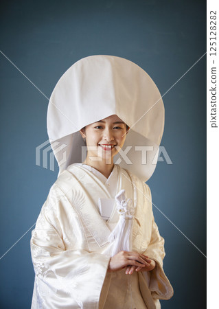 Bride in a pure white kimono 125128282