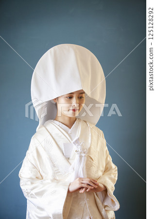Bride in a pure white kimono Bride in a pure white kimono 125128292