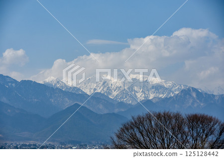 春天的信州美景，北阿爾卑斯山與剩餘的雪 125128442