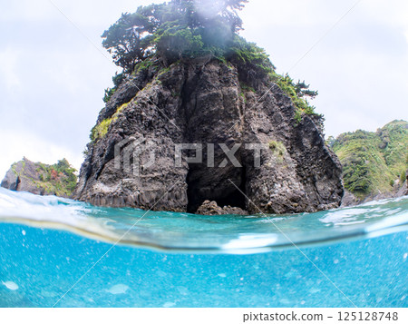 Half-surface photography of the beautiful Hirizo Beach. Heigoro Rock with line marks. Hirizo Beach Nakagi Minamiizu Town Izu Peninsula Shizuoka Prefecture 2024 125128748