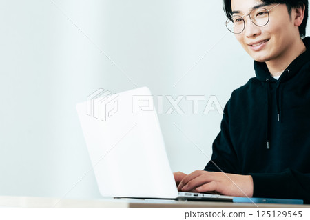 在電腦上工作的年輕人 125129545