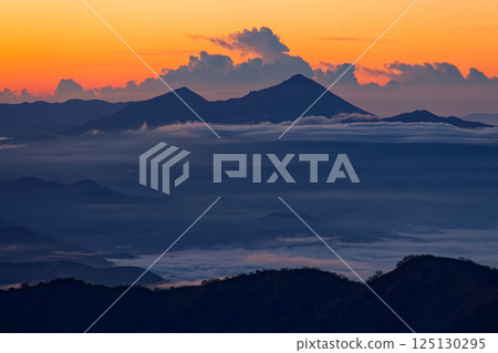 Mt. Bandai at dawn as seen from Mt. Gonishi in the Iide mountain range 125130295