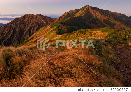 從飯豐山脈的五西山眺望大日山的黎明 從飯豐山脈的五西山眺望大日山的黎明 125130297