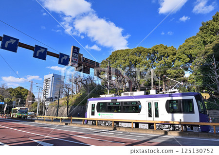 Tokyo Sakura Tram waiting at a traffic light at Asukayamawaki 125130752