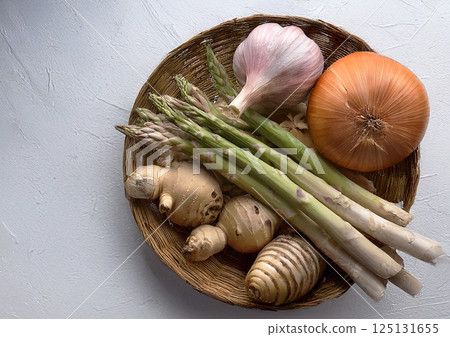 Foods that contain inulin: Jerusalem artichoke, garlic, asparagus, onion 125131655