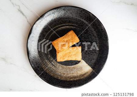 黑色盤子上格外顯眼的兩款烘焙食品① 125131798