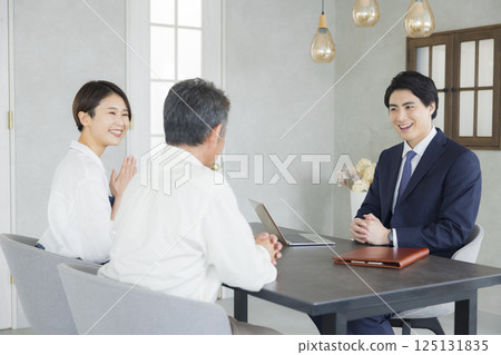 銷售員、老人和家人開會 銷售員、老人和家人開會 125131835