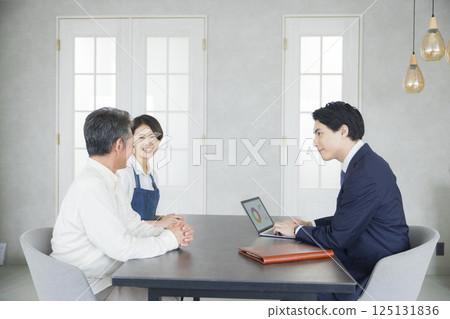 銷售員、老人和家人開會 銷售員、老人和家人開會 125131836