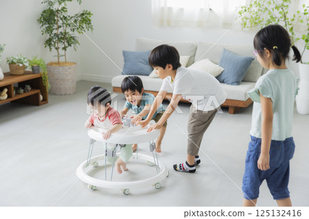 嬰兒在學步車上行走 嬰兒在學步車上行走 125132416