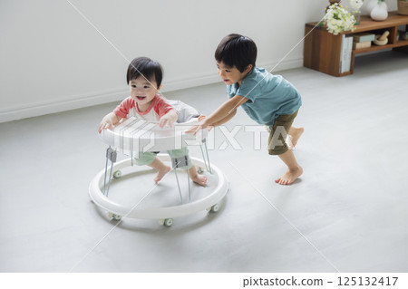 嬰兒在學步車上行走 嬰兒在學步車上行走 125132417