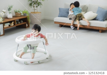 嬰兒在學步車上行走 125132418