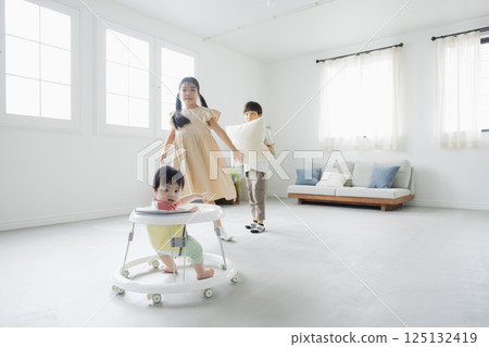 嬰兒在學步車上行走 125132419