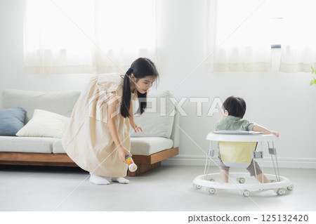 嬰兒在學步車上行走 125132420