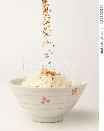 Put the minced meat and seaweed sprinkles on warm rice. Put the minced meat and seaweed sprinkles on warm rice. 125132422