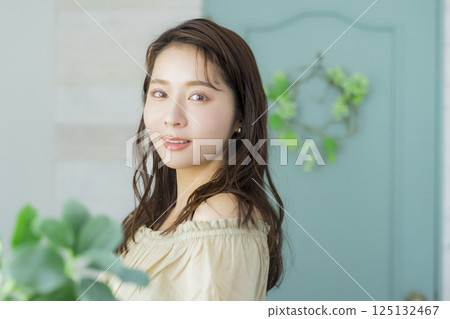 綠色門前的年輕女子 125132467