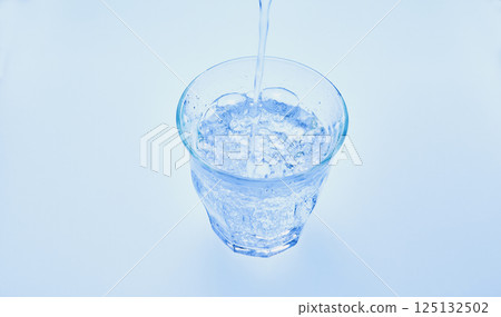 pour cold carbonated water into a glass 125132502