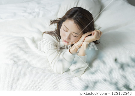 躺在床上的女人 125132543