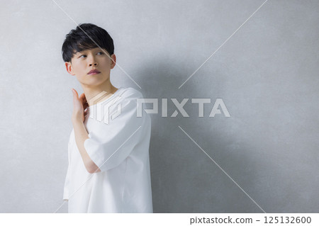 穿著白色T恤的男人 穿著白色T恤的男人 125132600
