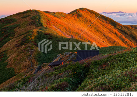 從飯豐山脈的紋內山眺望，日出時分的胎內山和朝日山脈 125132813