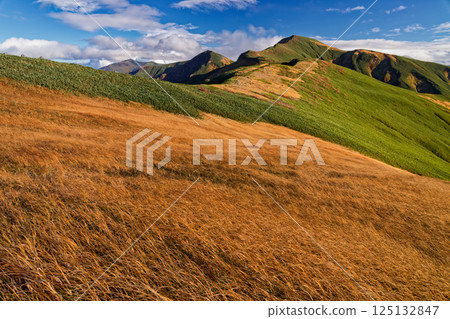 Autumn foliage of Mt. Monnai and Mt. Kitamata in the Iide mountain range 125132847