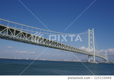 從道之站淡路仰望的明石海峽大橋 125133049