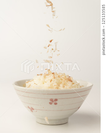 Put bonito flakes on hot rice Put bonito flakes on hot rice 125133585