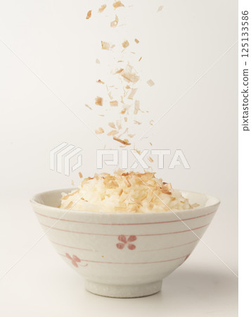 將鰹魚碎放在熱飯上 125133586