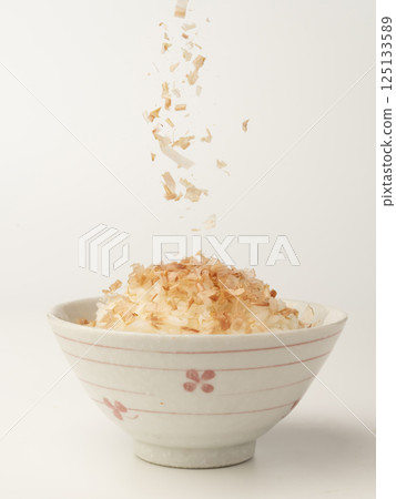 將鰹魚碎放在熱飯上 125133589