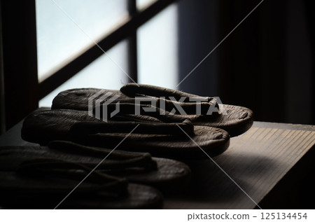 Straw sandals 125134454