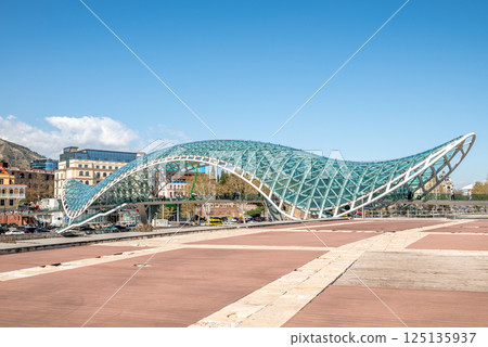 Peace bridge, steel and glass construction pedestrian bridge over Kura Mtkvari river in central Tbilisi, Georgia 125135937